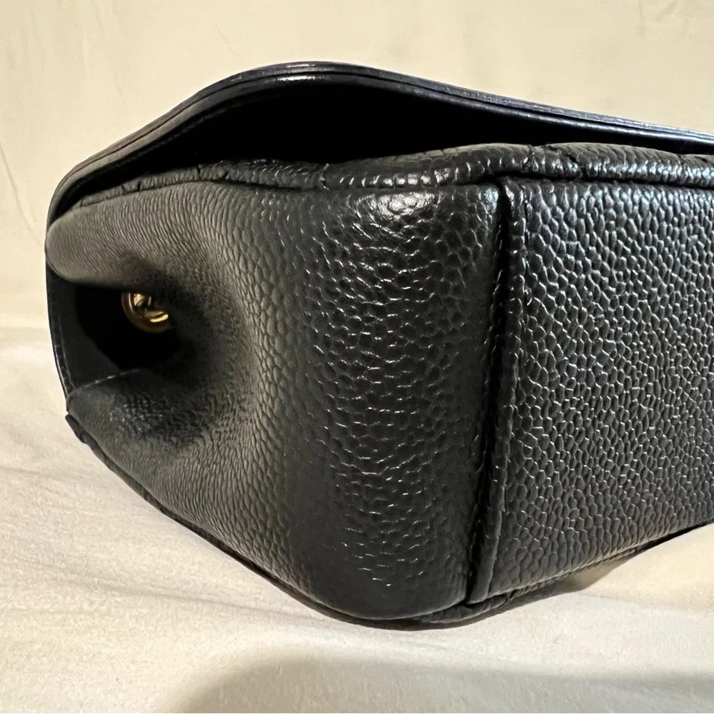 *SOLD* CHANEL Caviar Quilted Medium CC
Filigree Flap Black - Picture 9 of 16